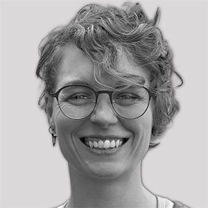Schwarzweißes Porträtfoto von Nina (Innendienst Wien).